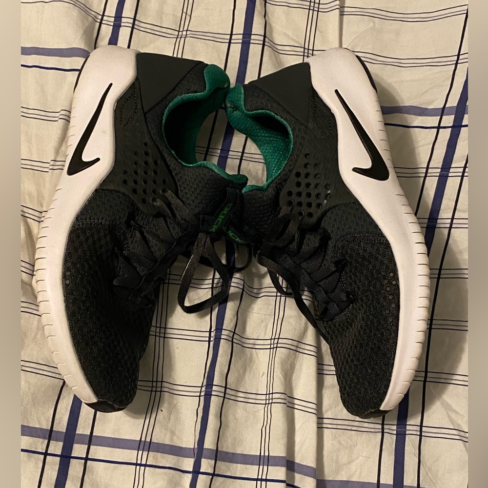 Nike Mens Black and green shoes size 7.5.